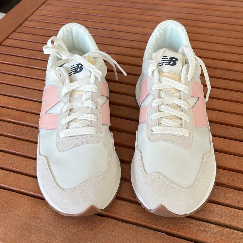 New never worn New Balance 237
